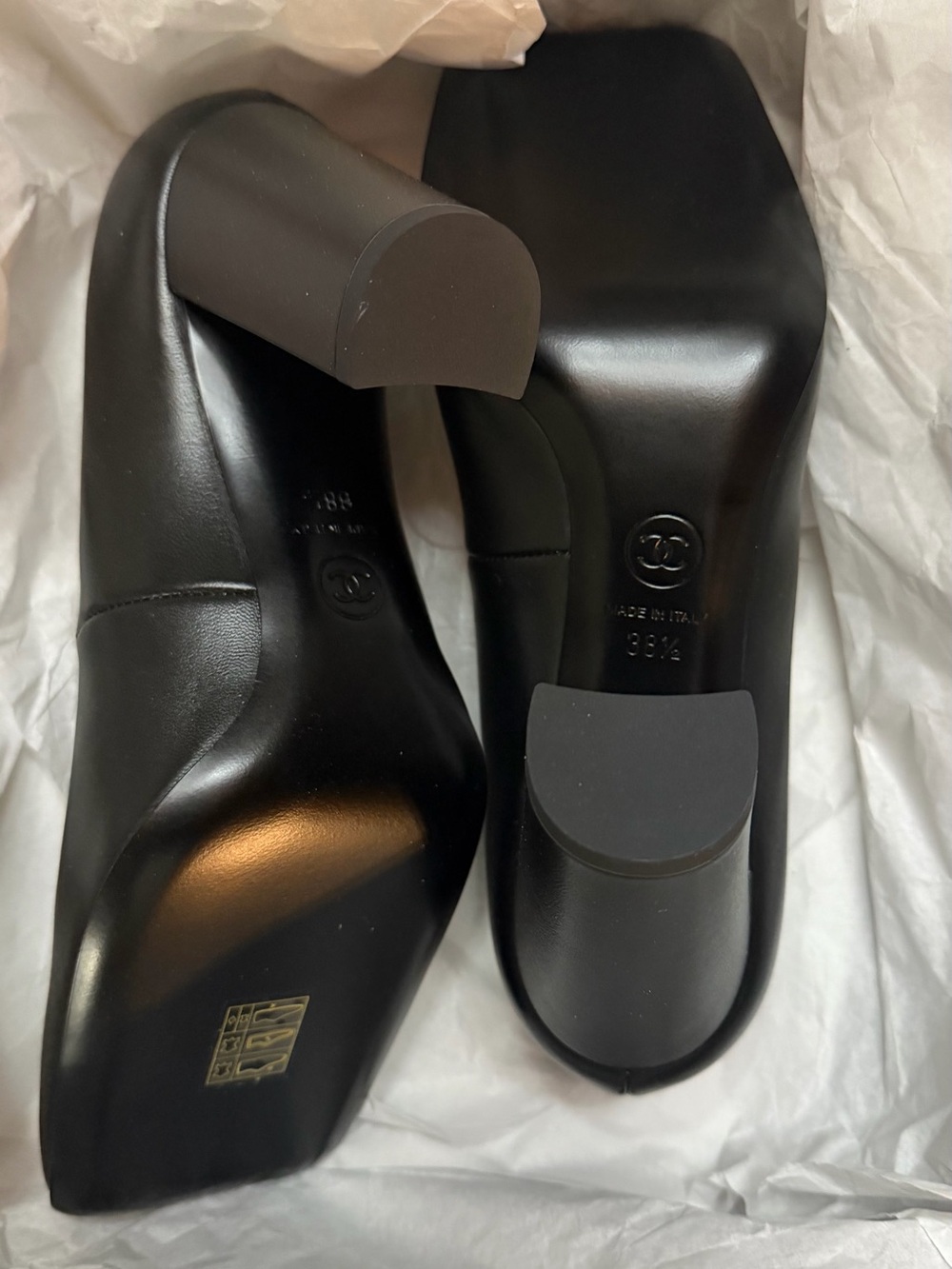 CHANEL 26S Black & Ivory Leather Turnlock Lady  Square Toe Heels Pumps Size 38.5 - Picture 3 of 5